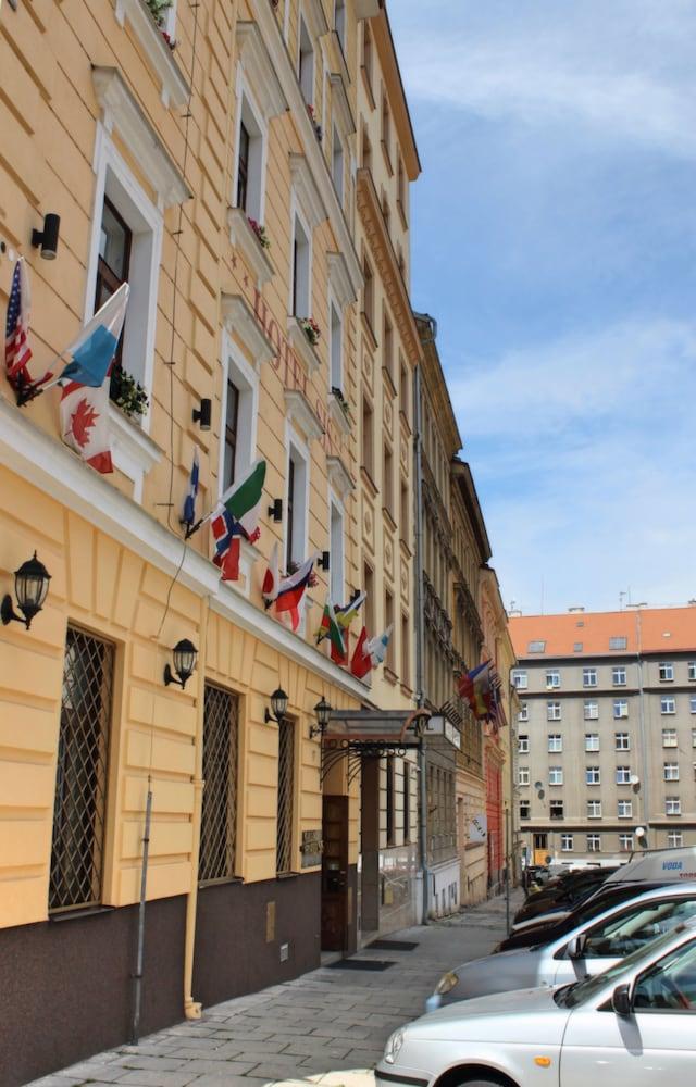 Gallery Hotel Sis Прага Екстер'єр фото
