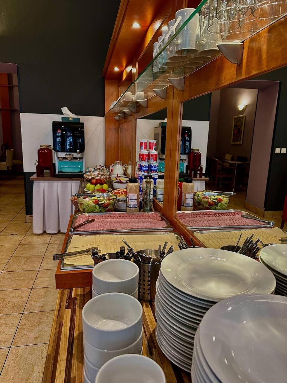 Gallery Hotel Sis Прага Екстер'єр фото