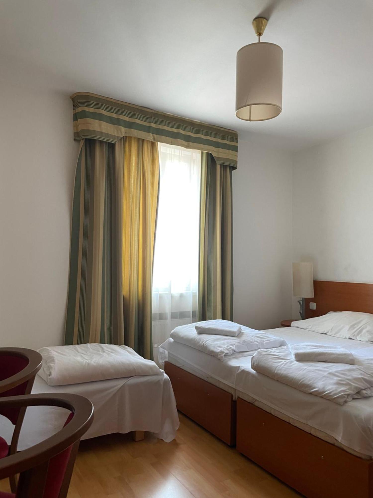 Gallery Hotel Sis Прага Екстер'єр фото
